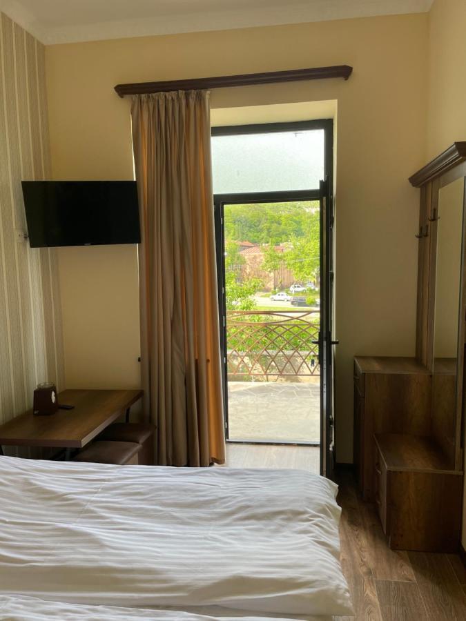 Yolyans Hotel Goris Extérieur photo