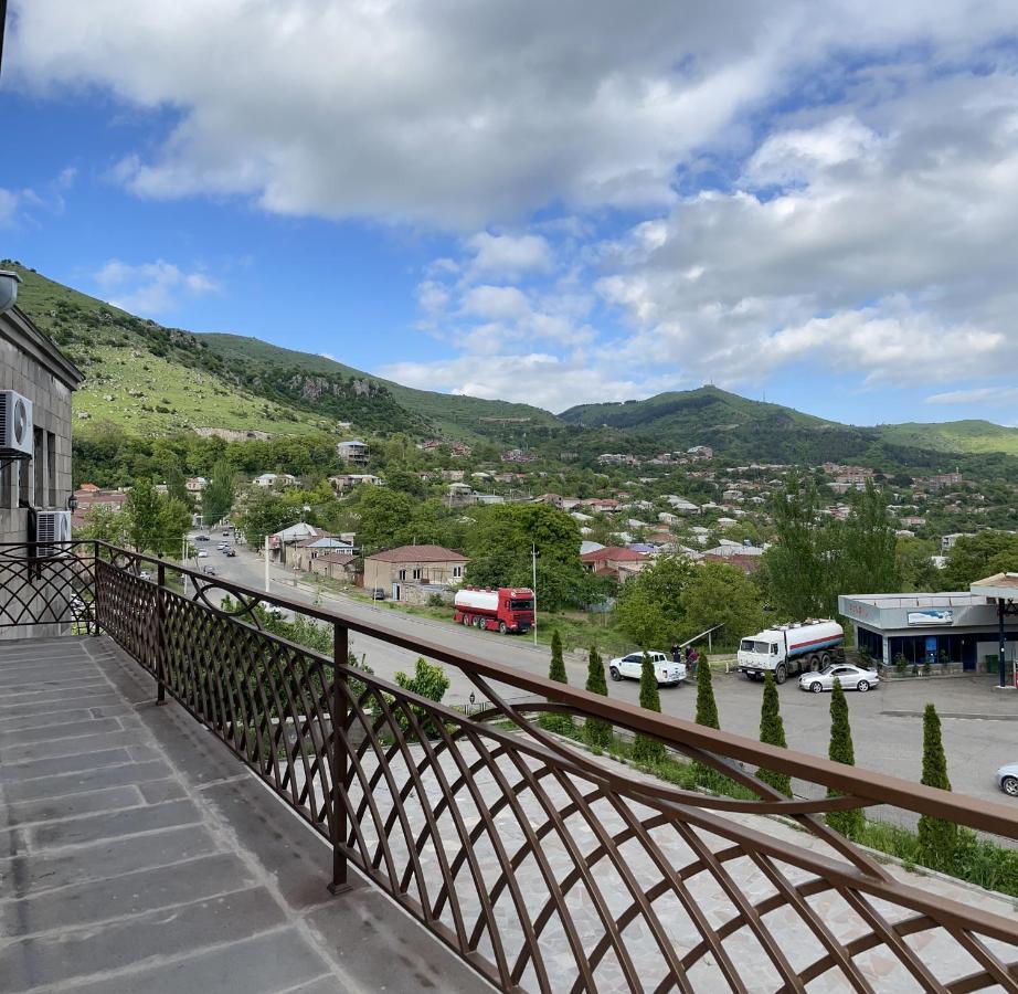 Yolyans Hotel Goris Extérieur photo