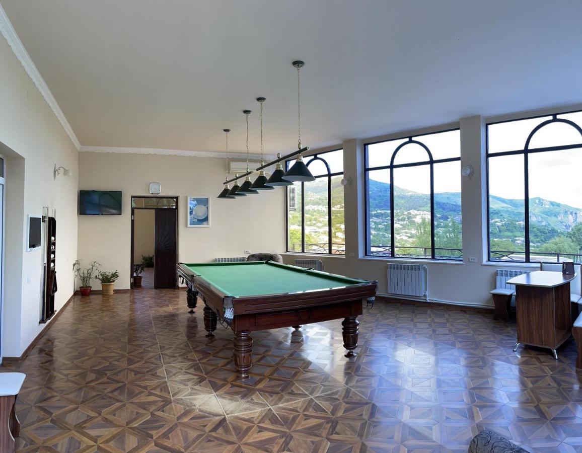 Yolyans Hotel Goris Extérieur photo