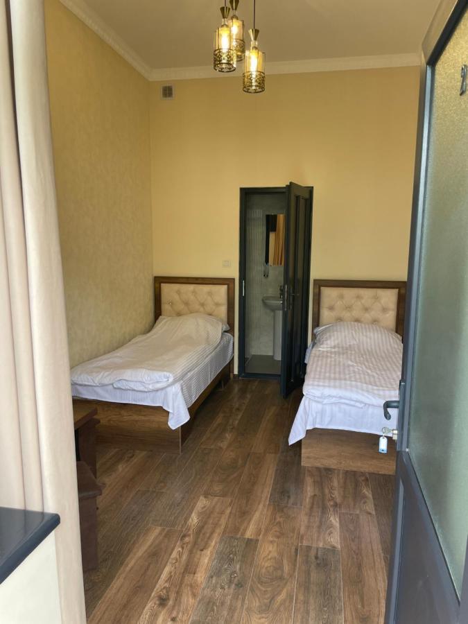 Yolyans Hotel Goris Extérieur photo
