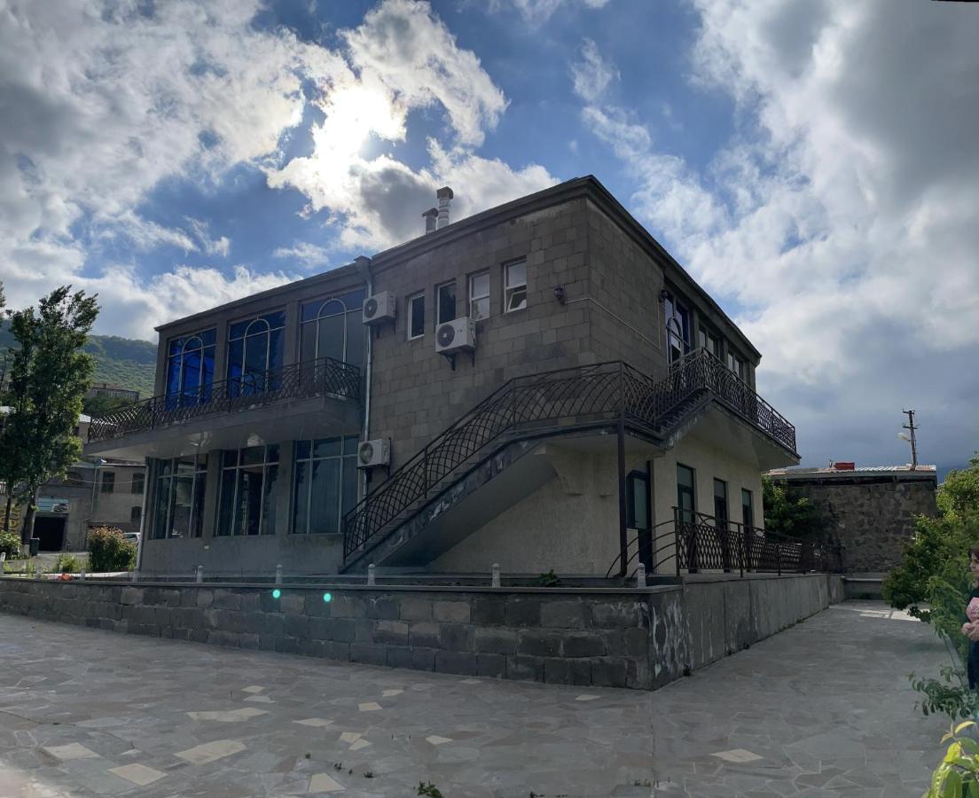 Yolyans Hotel Goris Extérieur photo