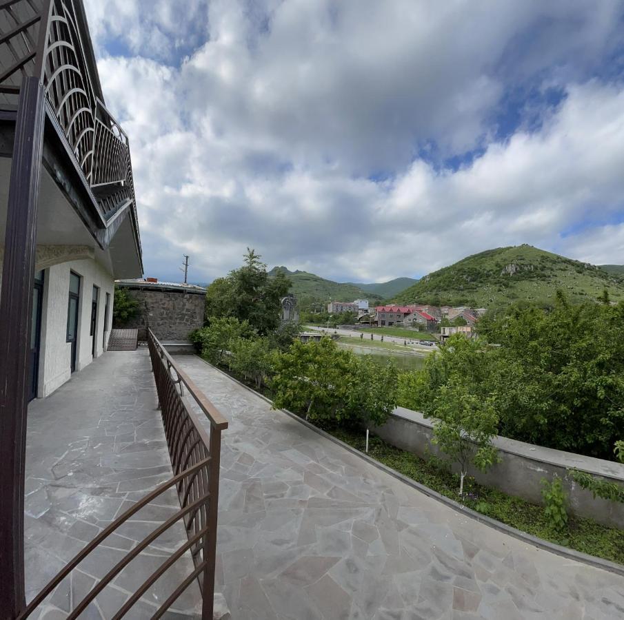 Yolyans Hotel Goris Extérieur photo