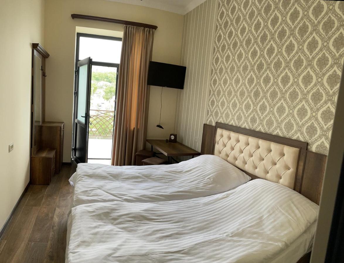 Yolyans Hotel Goris Extérieur photo