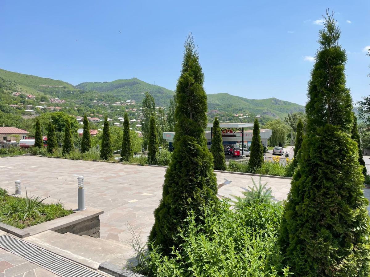 Yolyans Hotel Goris Extérieur photo