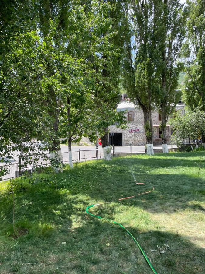 Yolyans Hotel Goris Extérieur photo
